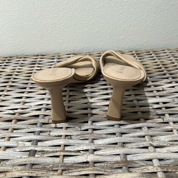 Gianni Bini Emberie Women's Tan Heeled Sandals, size 9.5, kitten heels, mules - Picture 3 of 6